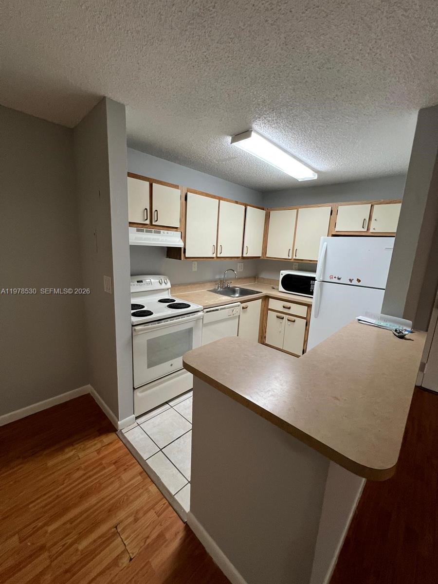 THE COURTS AT KENDALL CON - Residential Lease