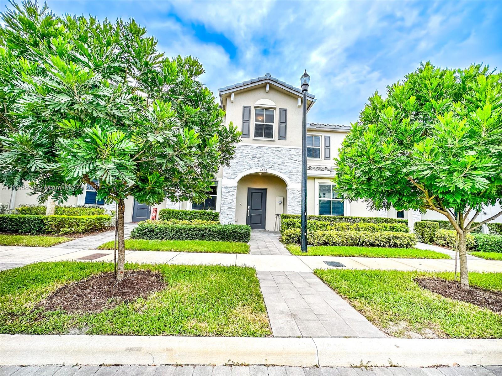 Beautiful Villa, 2 spaces Parking and visitors, washer/dryer inside, large patio, Club house: Gym, pool. Pet Friendly.