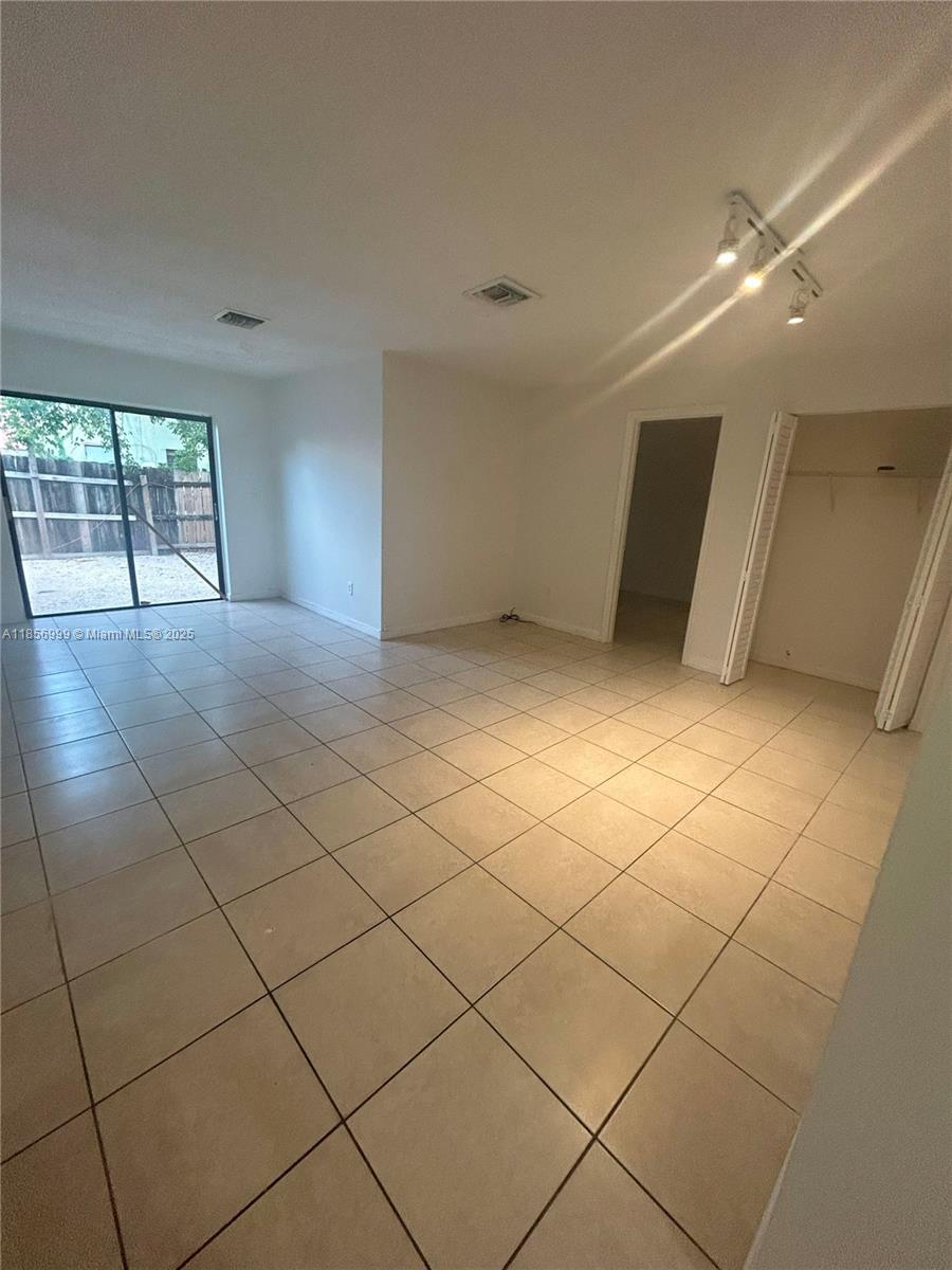 VISTA TOWNHOUSE SEC B - Residential Lease