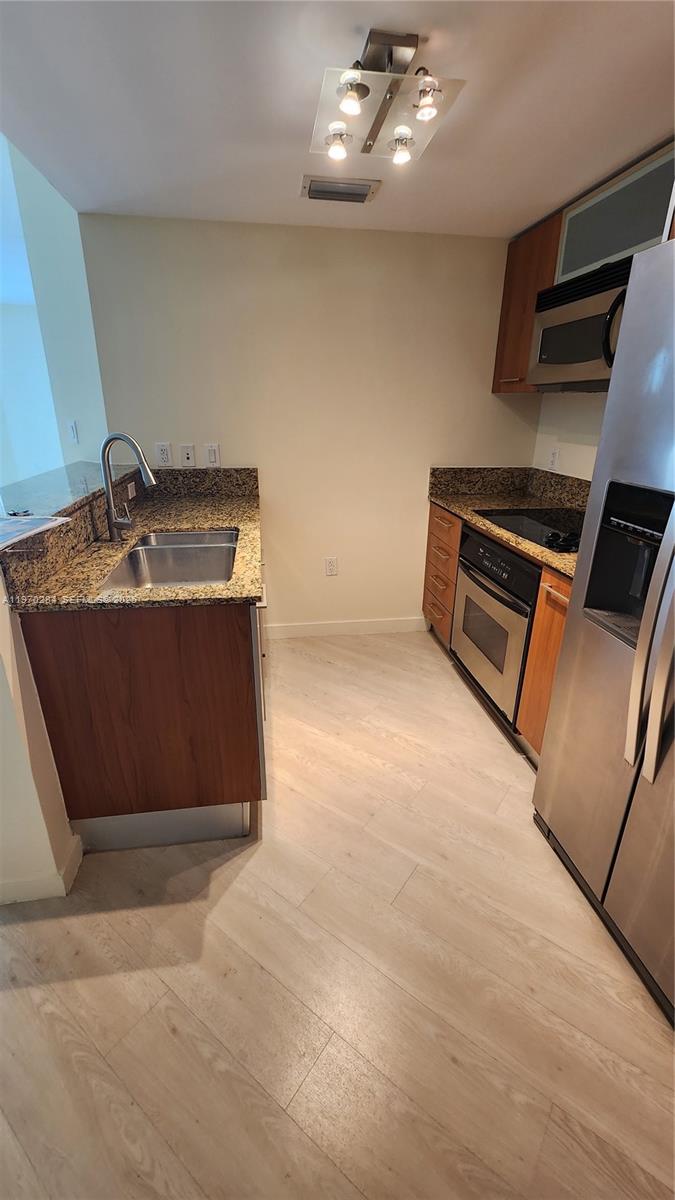 METROPOLIS II AT DADELAND - Residential Lease
