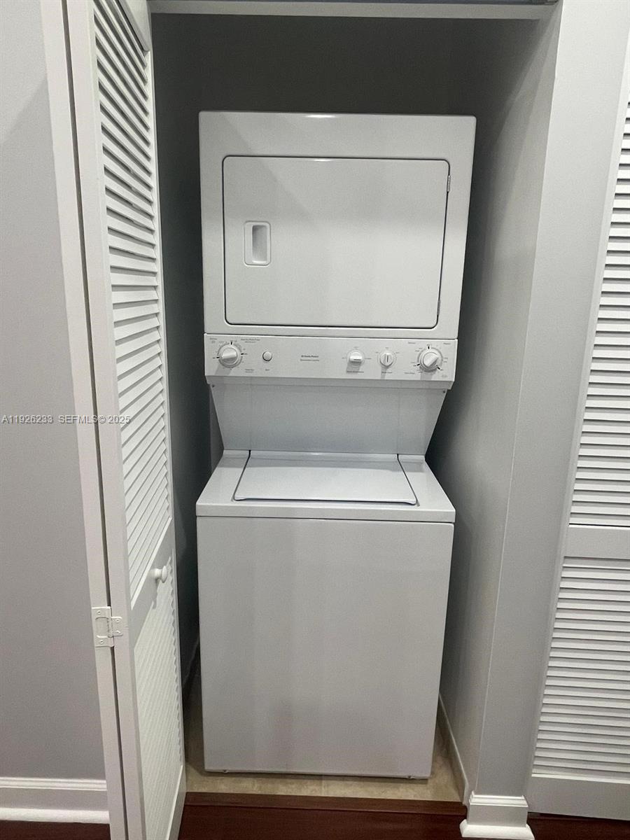 COLONNADE AT DADELAND SW - Residential