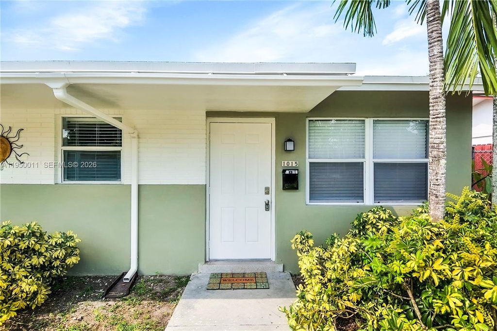 Photo of 1015 SW 30th St #1015, Fort Lauderdale, FL 33315 (MLS # A11950011)