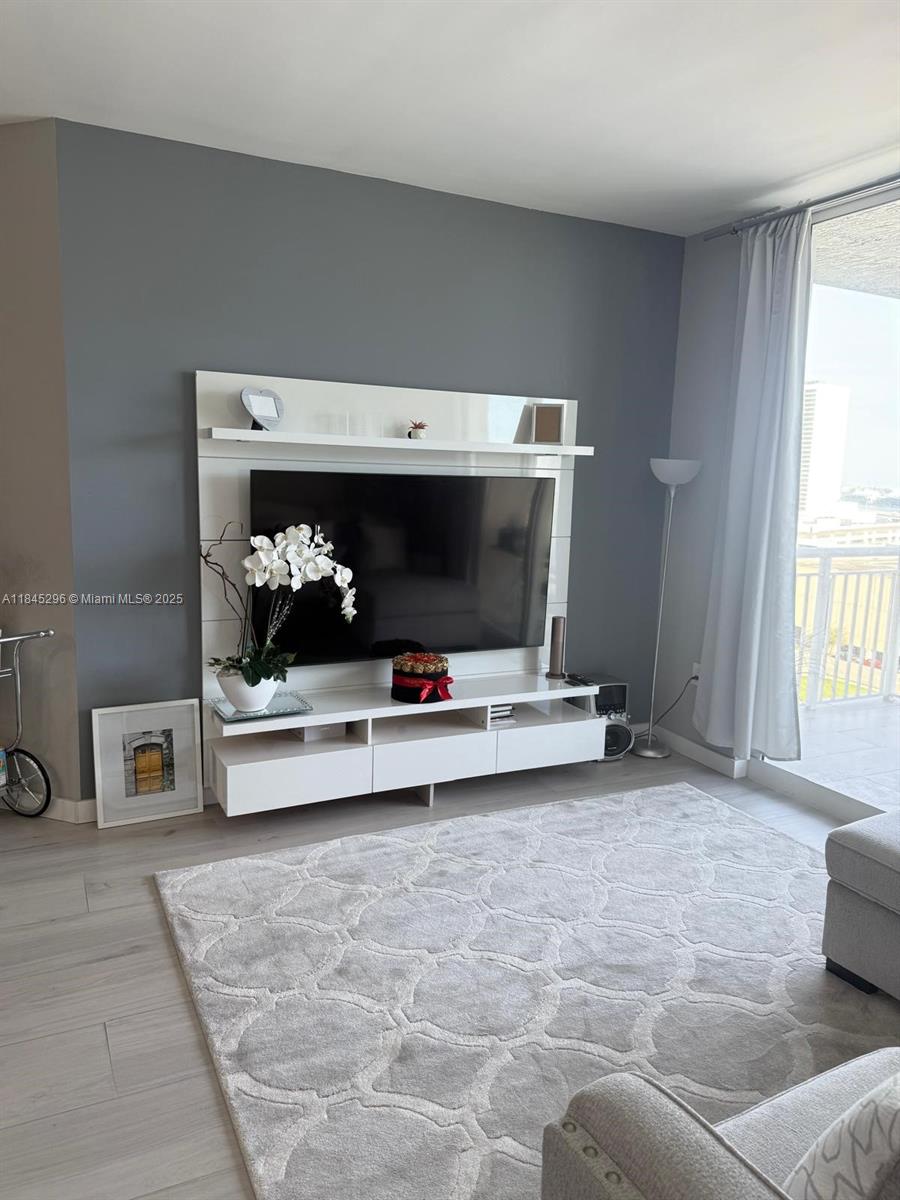 1800 BISCAYNE PLAZA CONDO - Residential