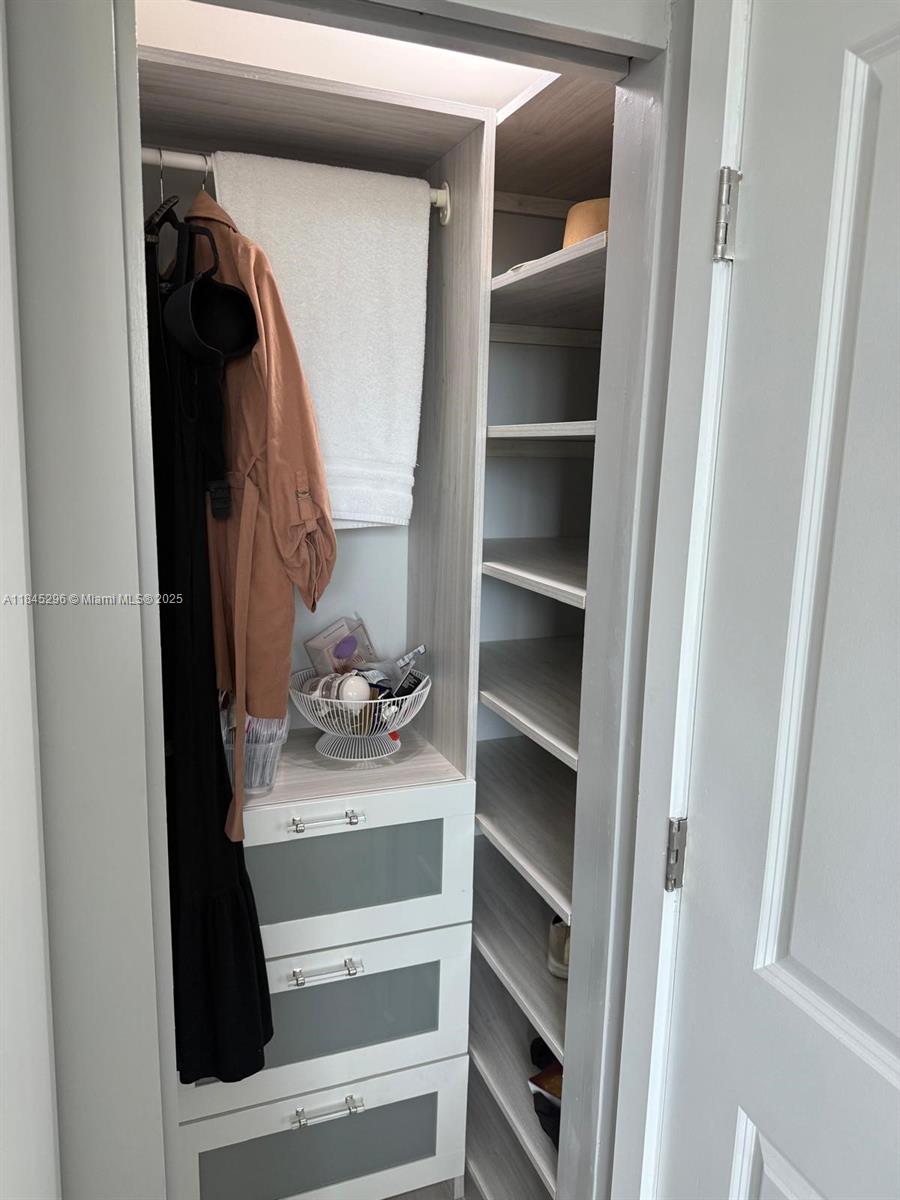 1800 BISCAYNE PLAZA CONDO - Residential