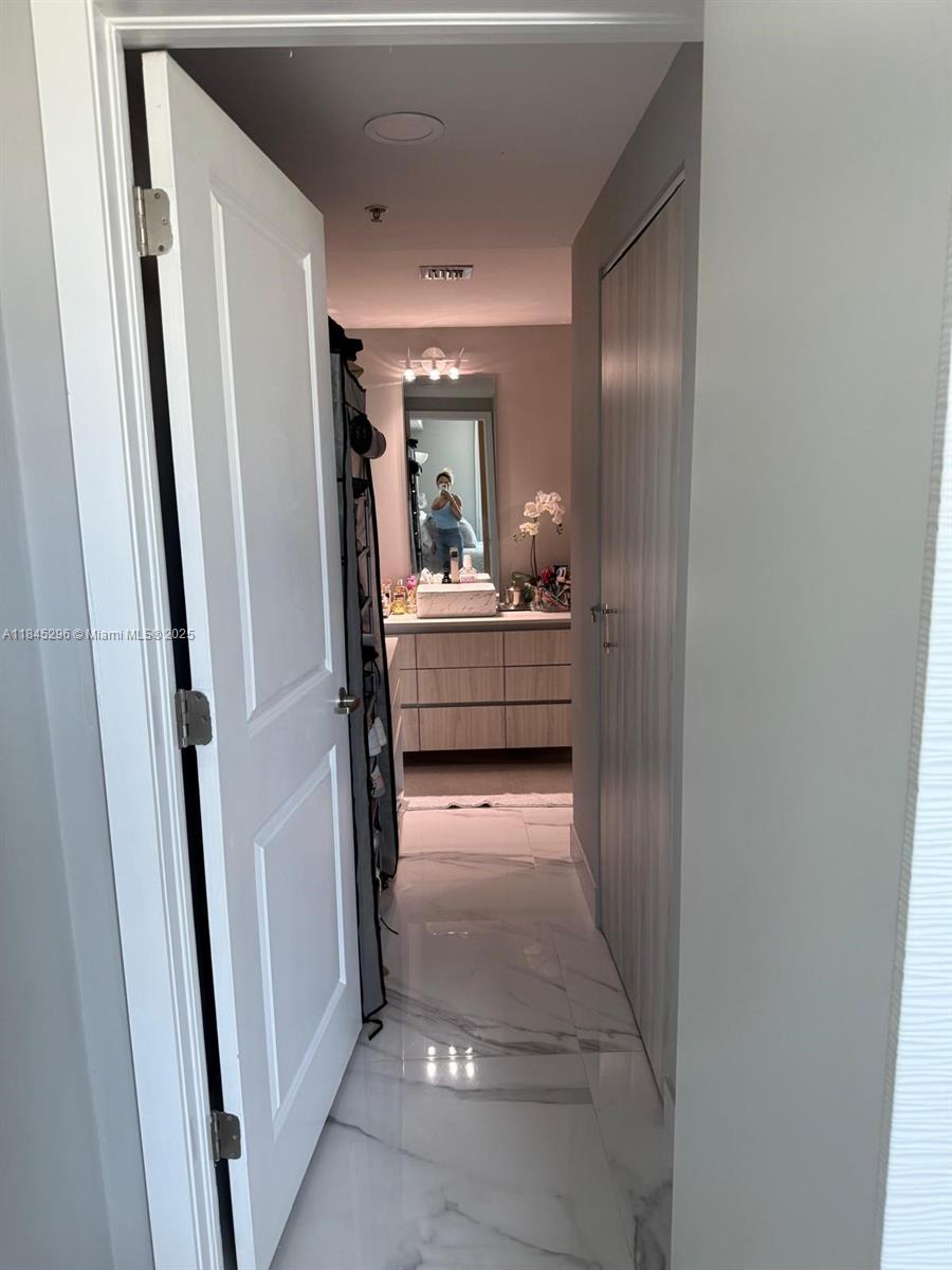 1800 BISCAYNE PLAZA CONDO - Residential