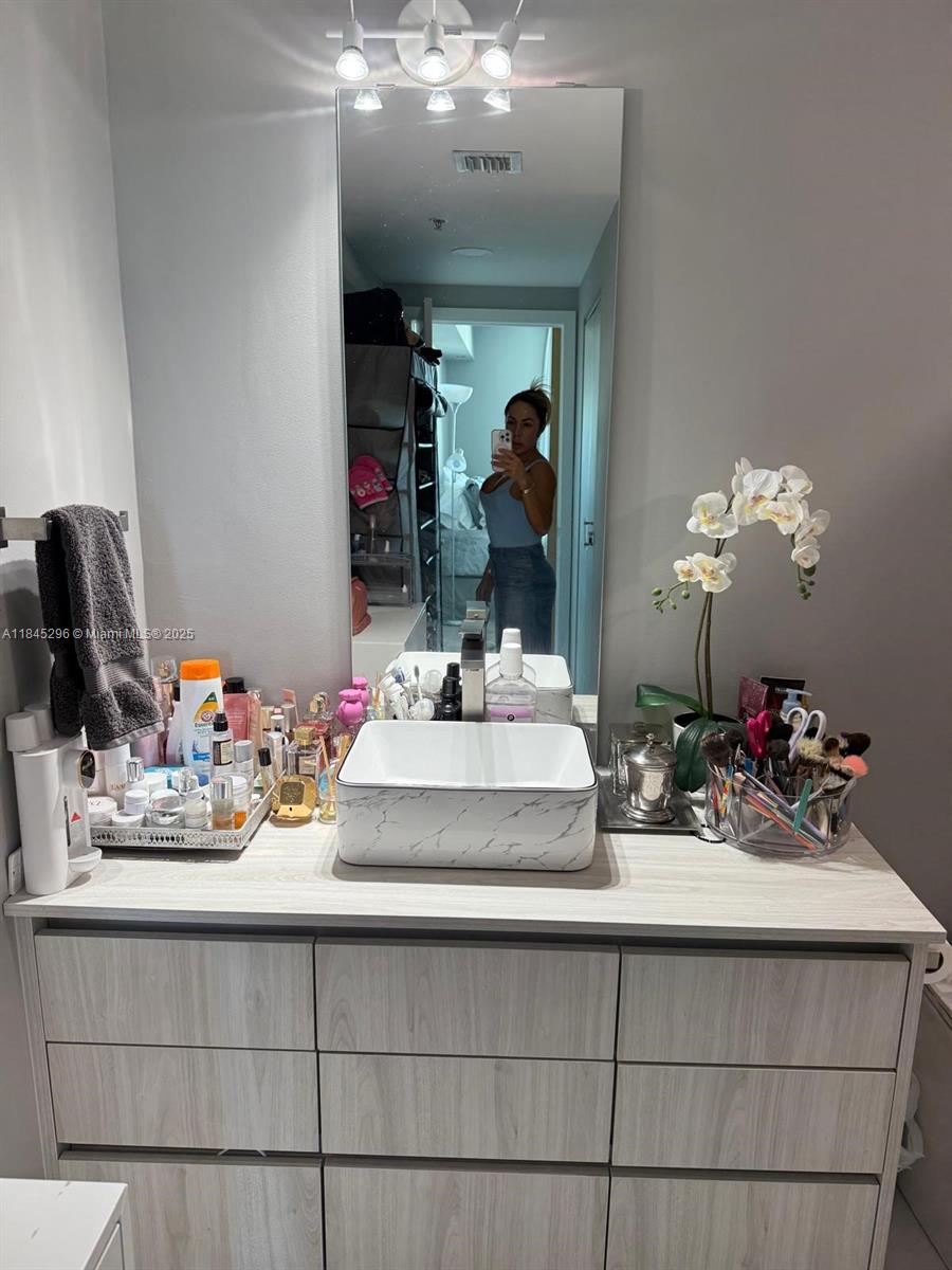 1800 BISCAYNE PLAZA CONDO - Residential