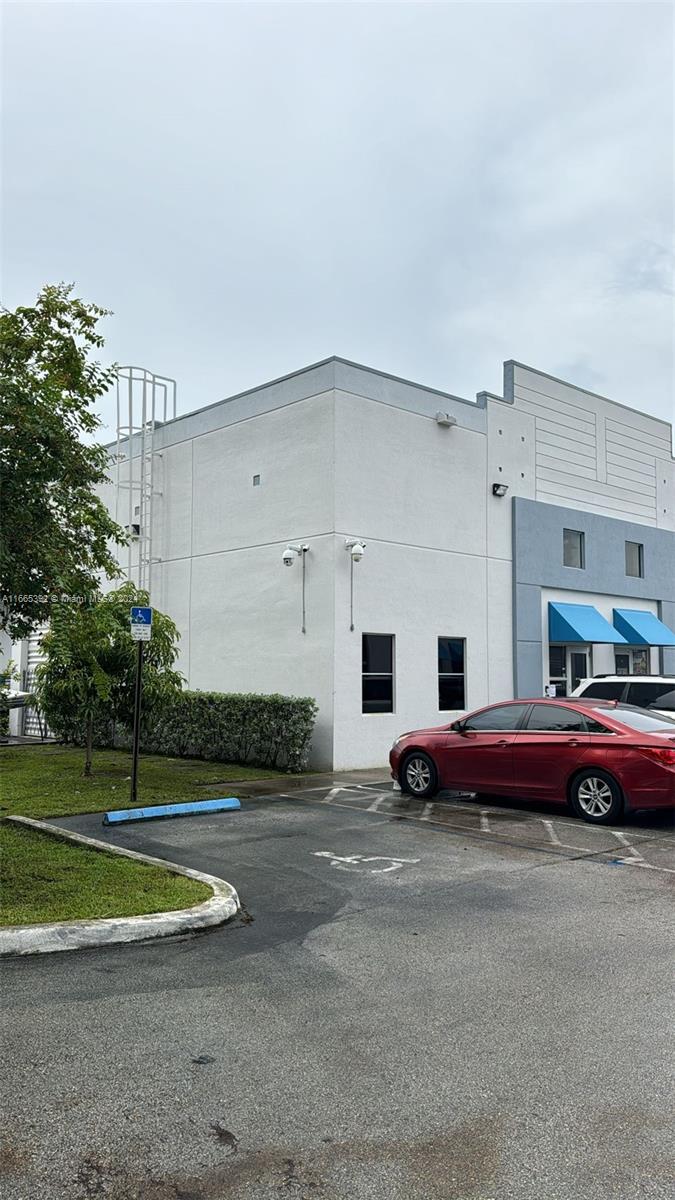 Warehouse next to Airport ,Best location!, includes office area, loading doors , impact windows and 20' ceilings , use for Manufacturing , Office warehouse combination , Warehousing-storage type of use.