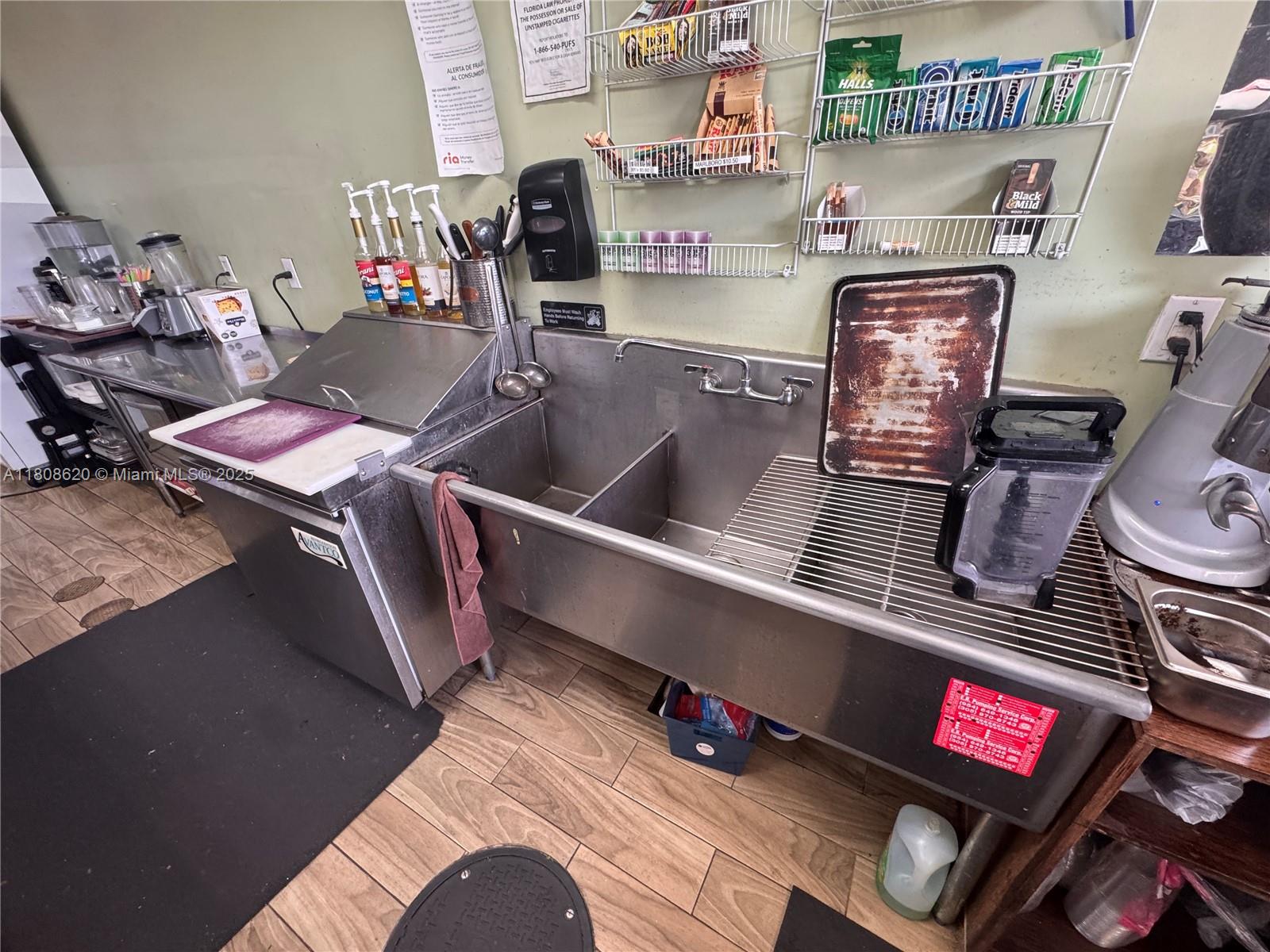 Main image without alt text