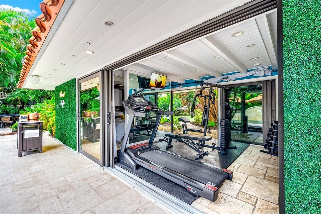 Photo of 11 Sylvan Ln, Fort Lauderdale, FL 33316 (MLS # A11905281)