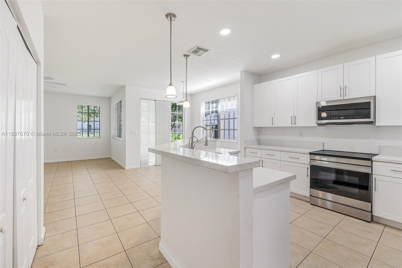 MANDARIN LAKES - Residential