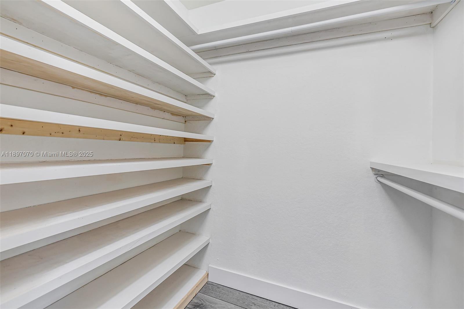 MANDARIN LAKES - Residential