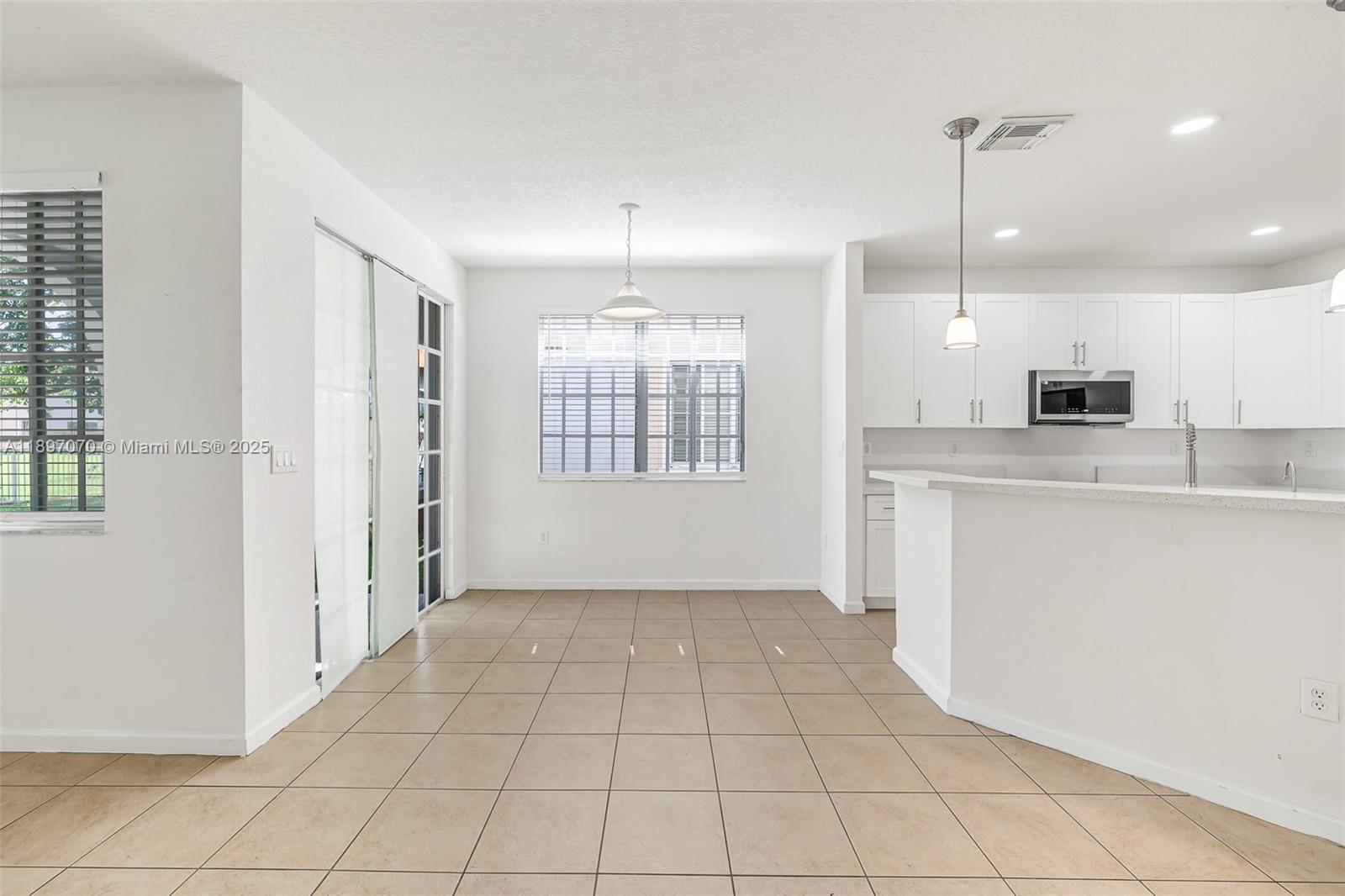 MANDARIN LAKES - Residential