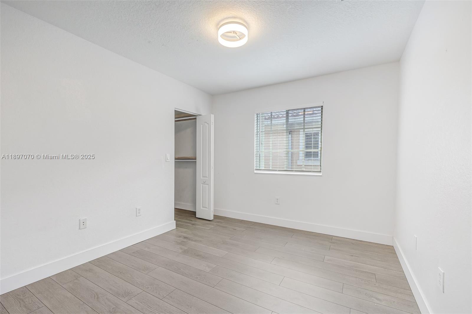 MANDARIN LAKES - Residential