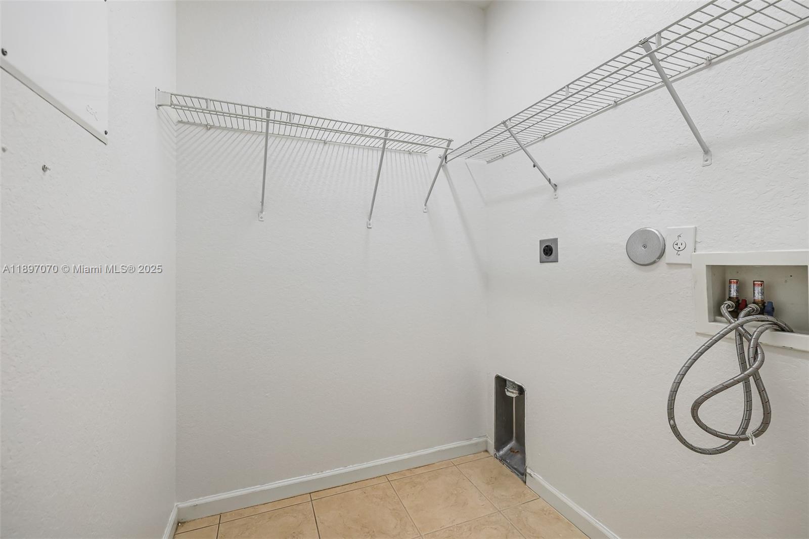 MANDARIN LAKES - Residential