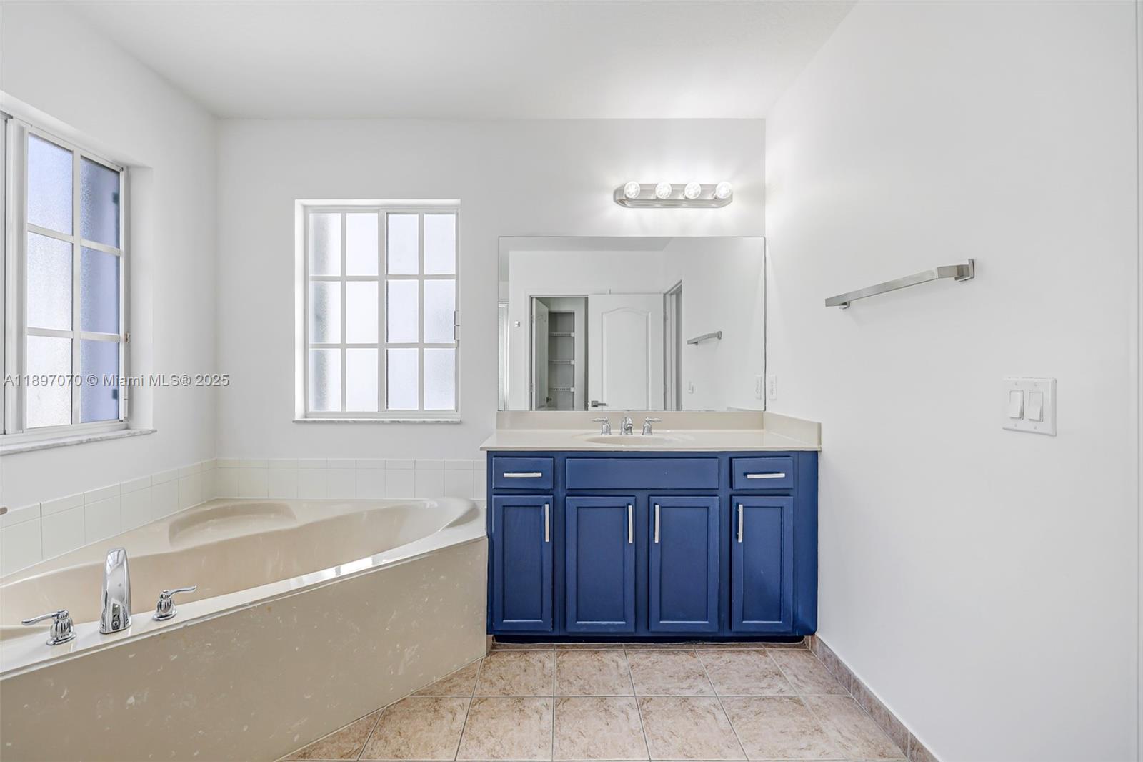 MANDARIN LAKES - Residential