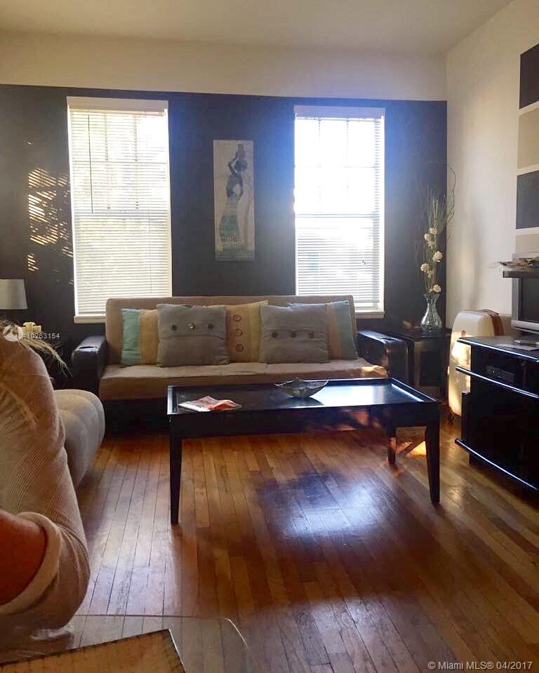 Beautiful 1bed/1bath corner unit in an Art Deco building. 5 minutes close to the beach and Lincoln Road. Great appliances and good light exposures in a very quiet building. Electricity included in price.