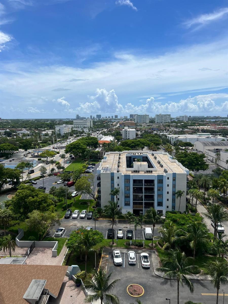 Beautiful 1 bed apartment, huge floor plan, gated community, and offer resort style amenities ,laundry facilities
close to man transportations, and malls
don miss it