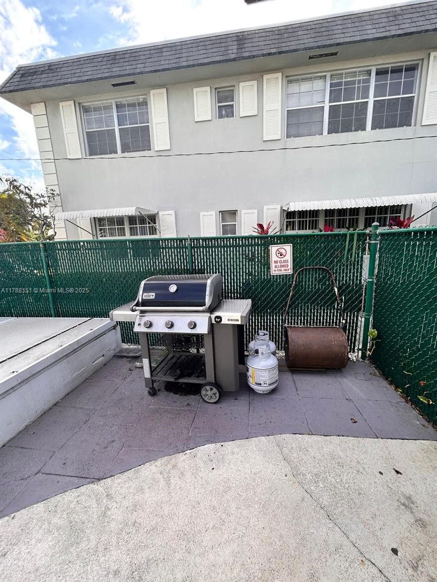 Renting at 1520 McKinley St, Hollywood, is much more than just finding a place to live: it's choosing an experience of comfort, style, and an unbeatable location. This charming apartment offers a bright and modern retreat, with thoughtful details that make it unique among others in the area.
Imagine starting your mornings with a leisurely walk under the palm trees, breathing in the fresh ocean air just minutes away, or enjoying an afternoon of art, music, and cuisine in vibrant Downtown Hollywood, located nearby. Plus, you'll be just minutes from Hollywood's famous beaches, Young Circle Park, supermarkets, local cafes, and excellent schools.The apartment combines comfort and style, with open spaces, elegant finishes, and an atmosphere that will make you feel at home from day one.