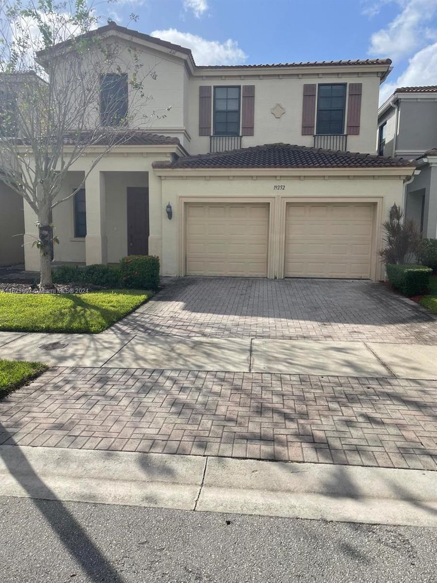 Aventura Isles, Mediterranean Architecture Unattached House. Open floor plan. Stainless steel appliances & granite countertops. Grand gated entry & elegant common areas with over 37 acres of parks, pristine Lakes & natural preserves. Sidewalks throughout community. Walking & jogging trails with exercise stations. The home features 5 rooms 3 baths. Jetted tub & double sinks in master bath. Granite Kitchen.
