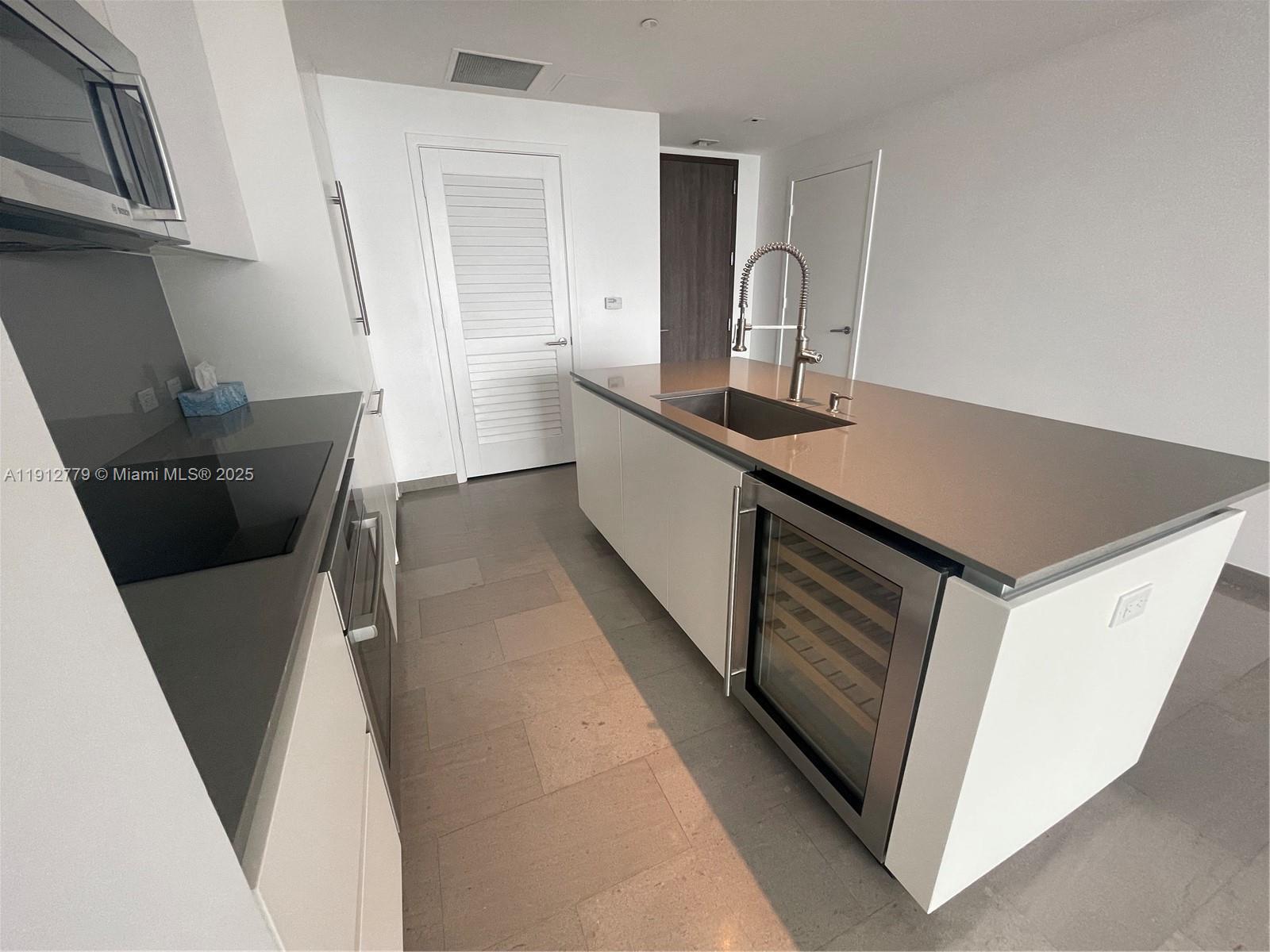 REACH CONDO - Residential