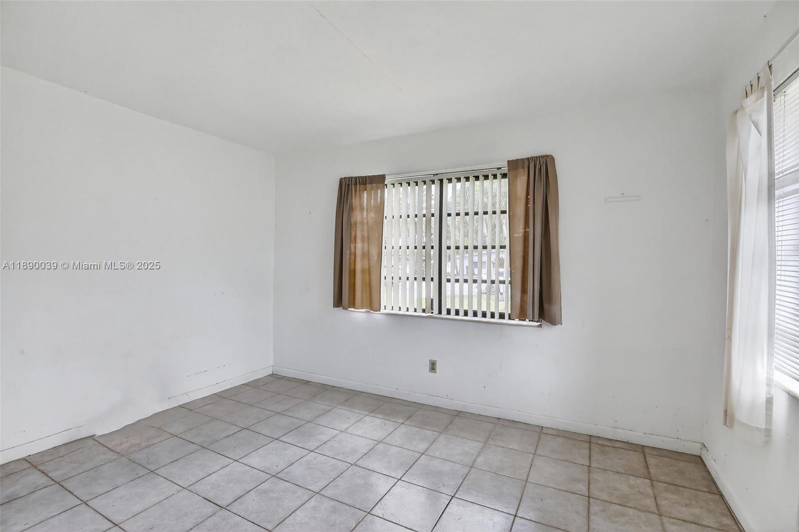 LLOYD ESTATES - Residential Lease