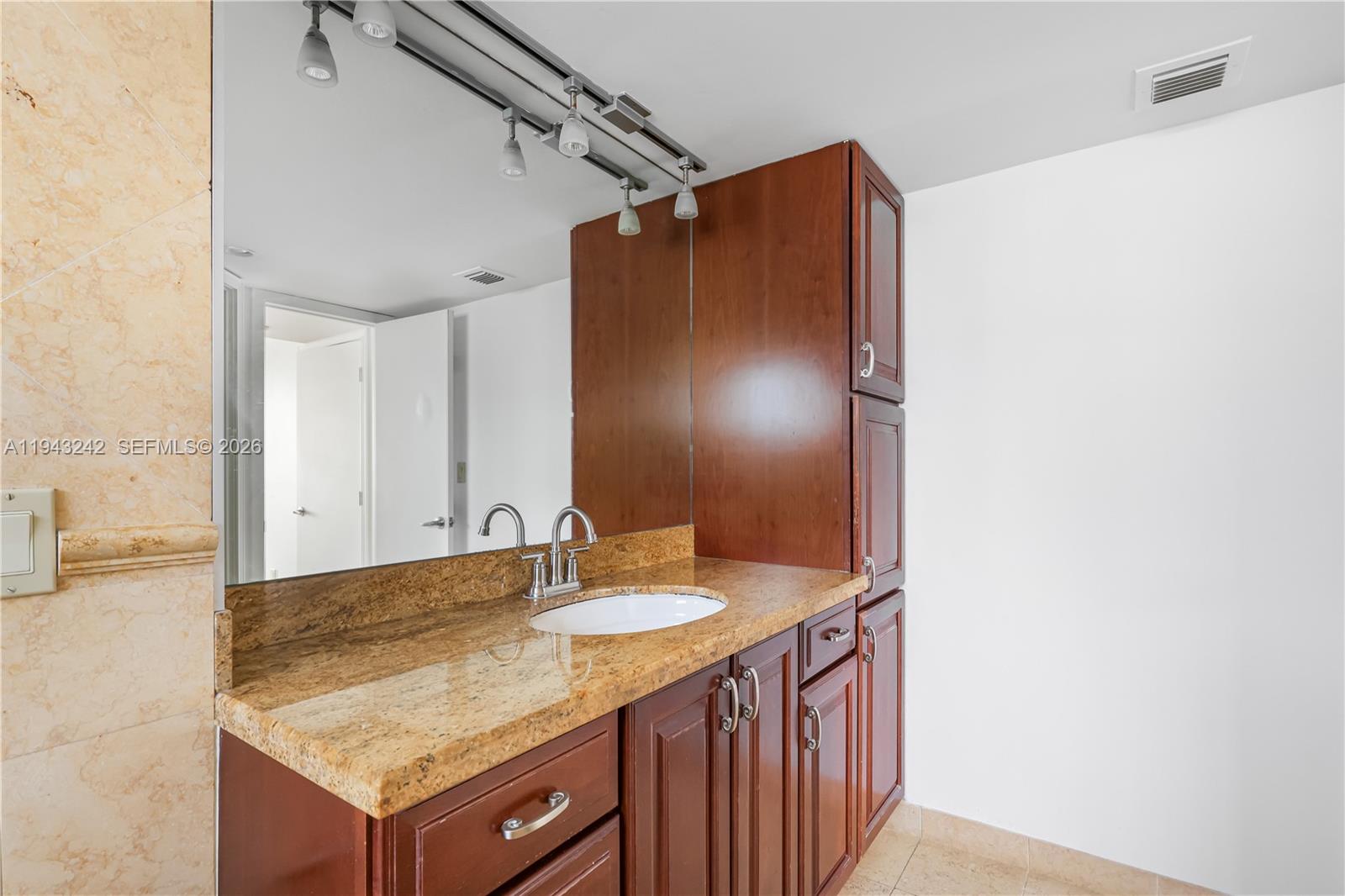 STRATFORD HOUSE CONDO - Residential