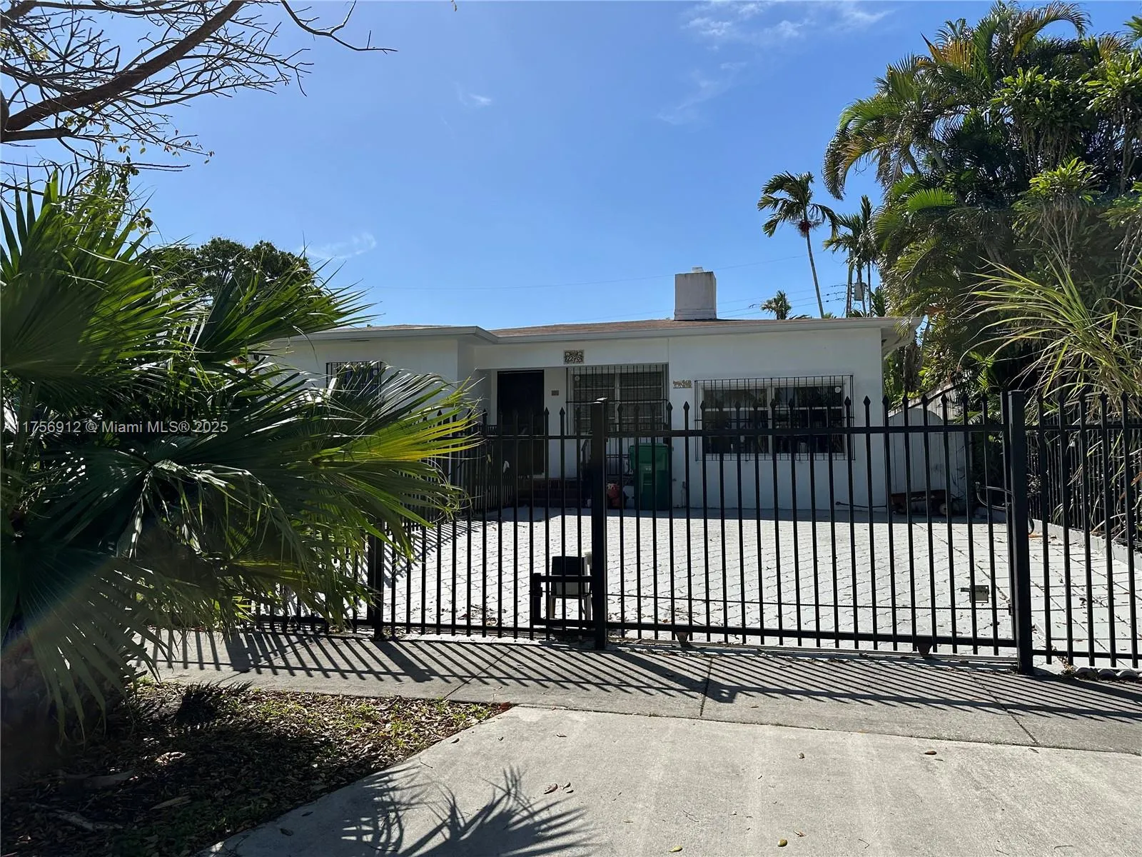 Miami, Florida 33145, United States, 2 Bedrooms Bedrooms, ,2 BathroomsBathrooms,Residential,Pending,82351