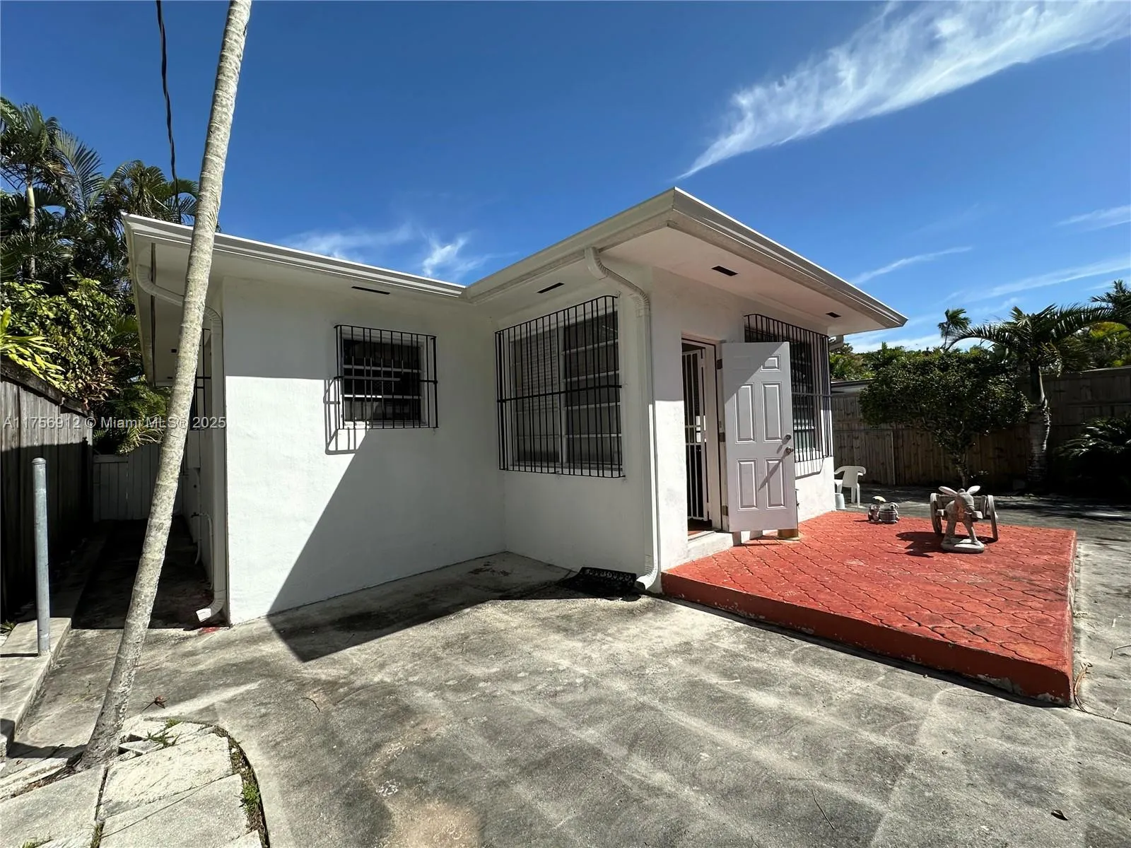 Miami, Florida 33145, United States, 2 Bedrooms Bedrooms, ,2 BathroomsBathrooms,Residential,Pending,82351