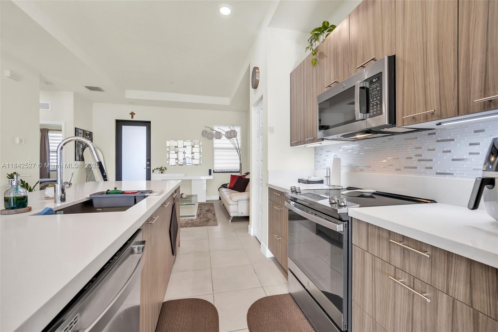 8045 NW 104th Ave 32, Doral, FL, 33178/$435,000 4 8045 NW 104th Ave 32