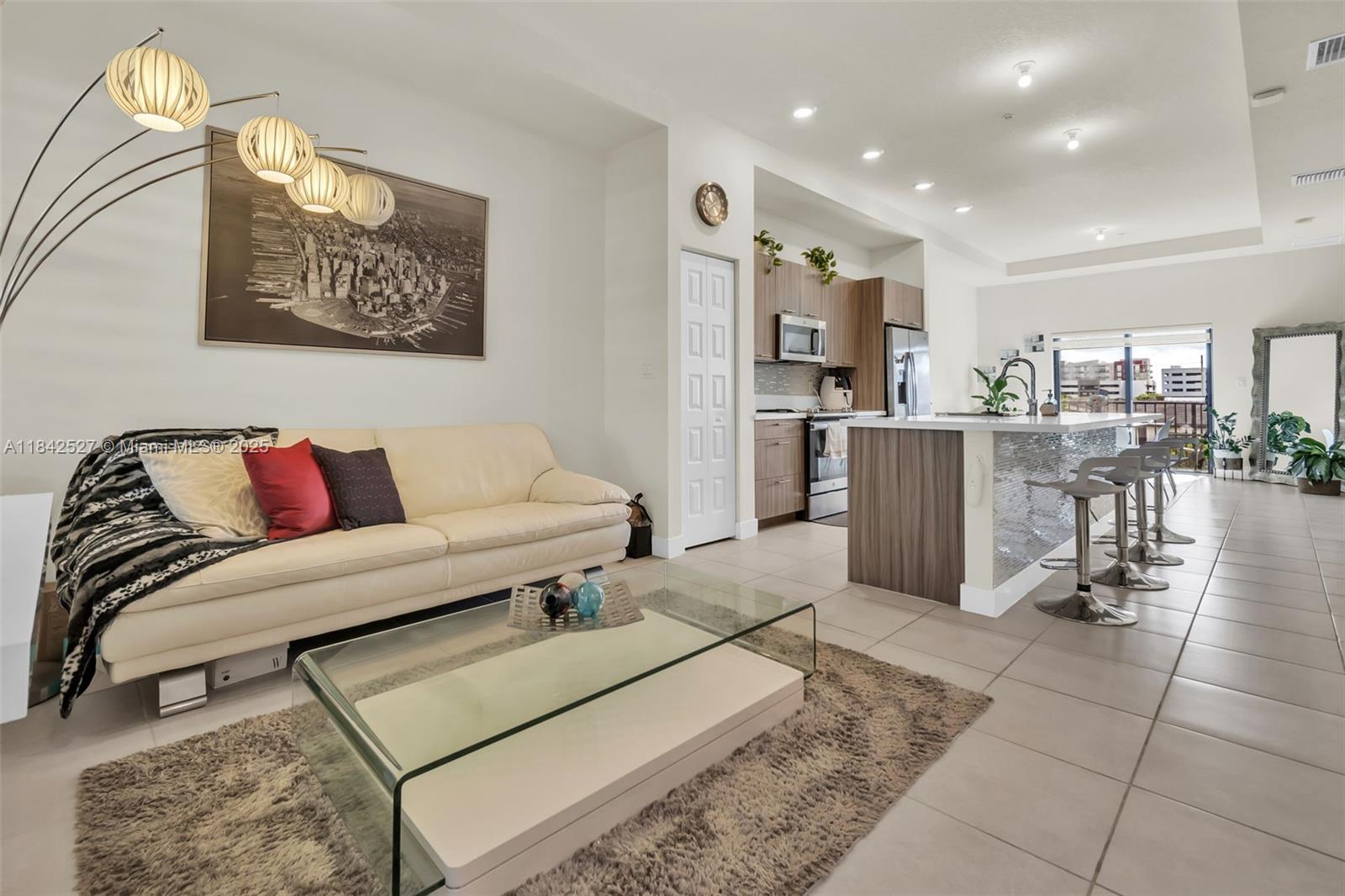 8045 NW 104th Ave 32, Doral, FL, 33178/$435,000 3 8045 NW 104th Ave 32