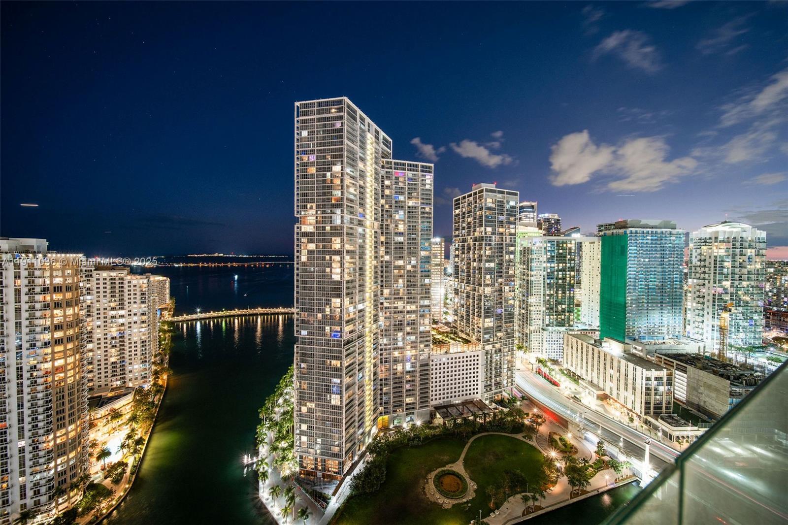 300 BISCAYNE BLVD WAY COND - Residential