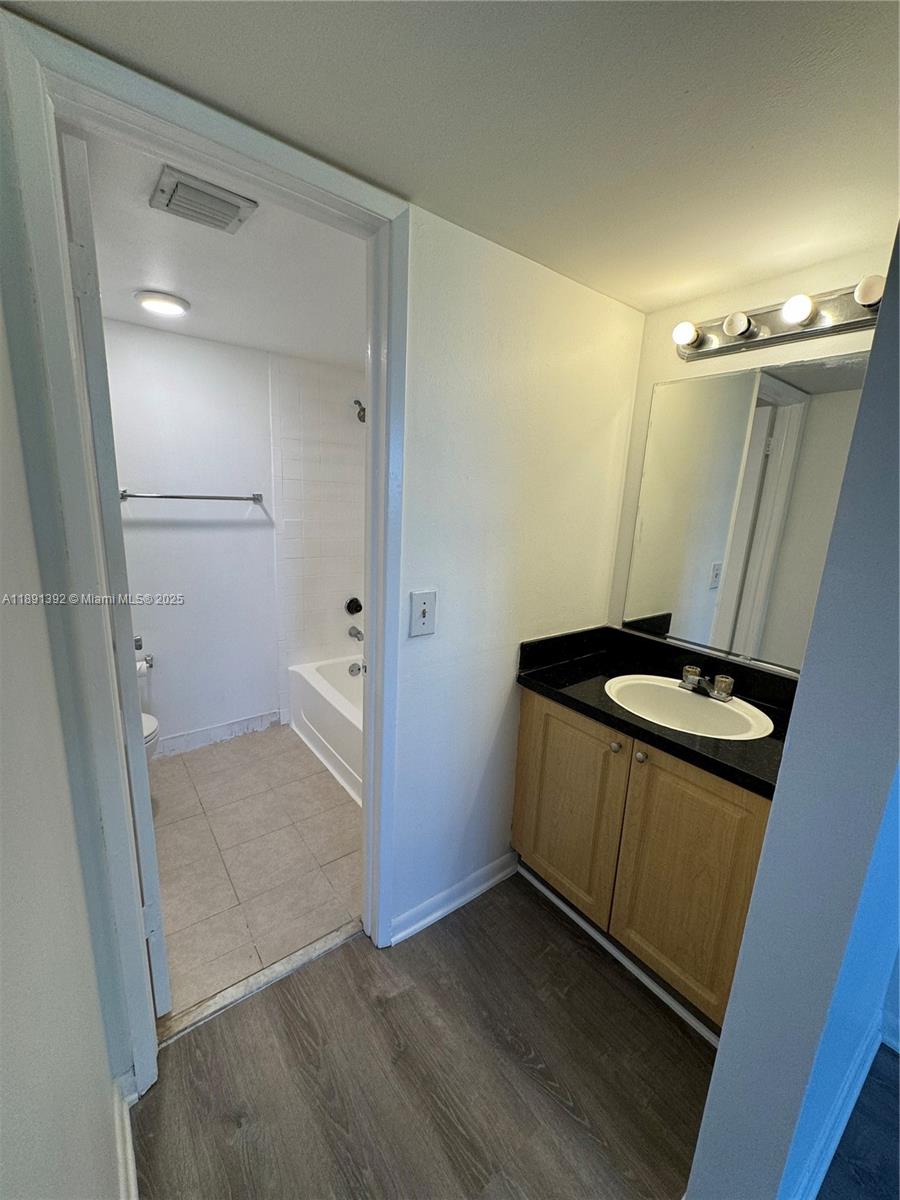 VILLAS DE VENEZIA CONDO - Residential Lease