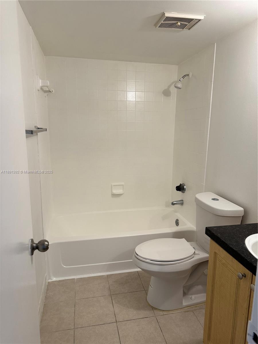 VILLAS DE VENEZIA CONDO - Residential Lease