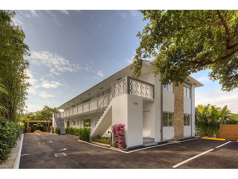 Beautiful unit, shows great in central location close to beach, universities and shops. Easy to show.. No HOA, owner makes decisions, FAST approval process, BIG PETS allowed. Completely renovated project, new floors, newly painted and new appliances. M odern with stainless steal. Secured assigned parking with electronic gate.. Shared barbeque and dog space area. Short term and seasonal also available. TEXT LISTING AGENT ONLY for showing instructions.