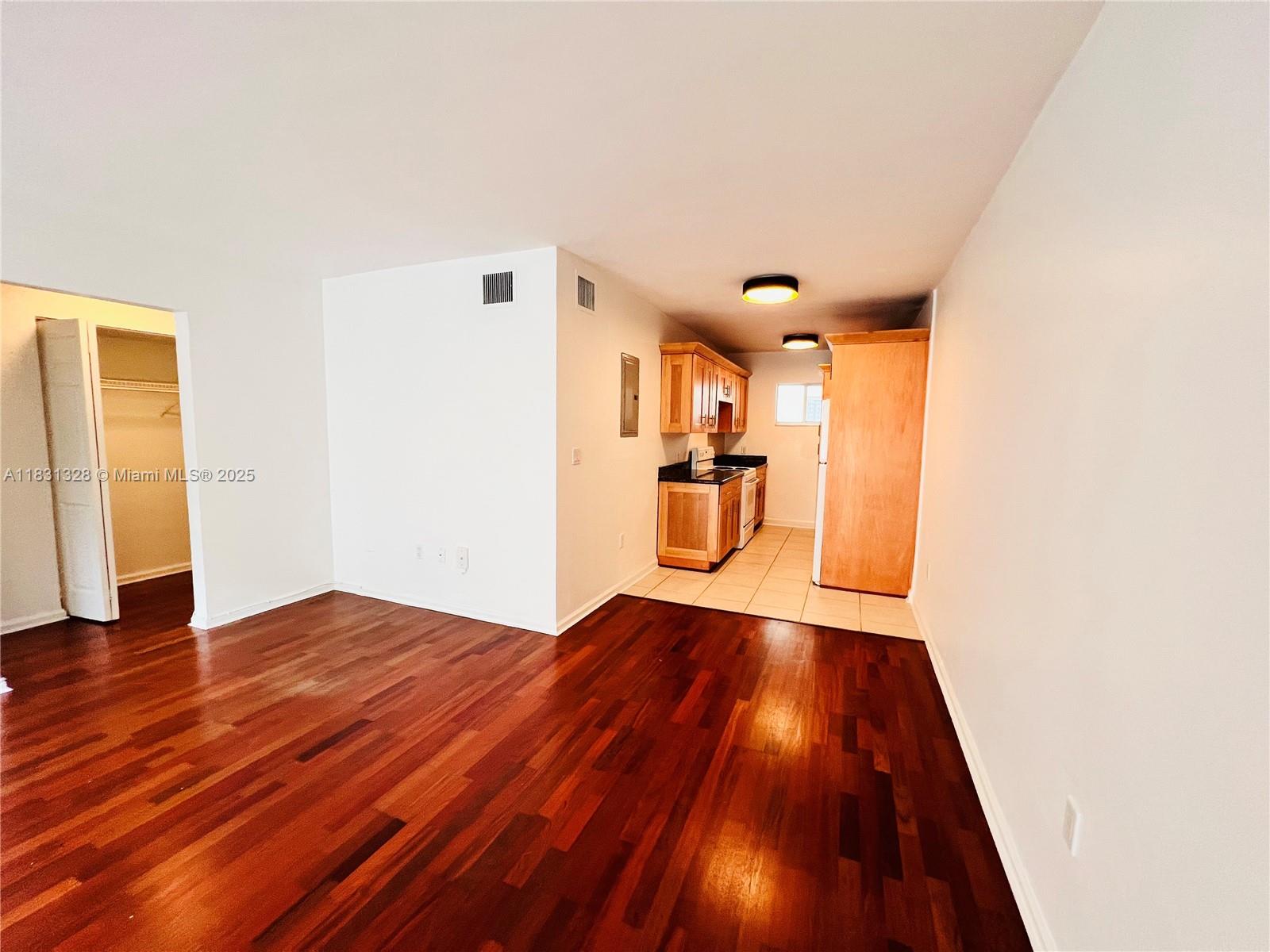 2033 Calais Dr 8