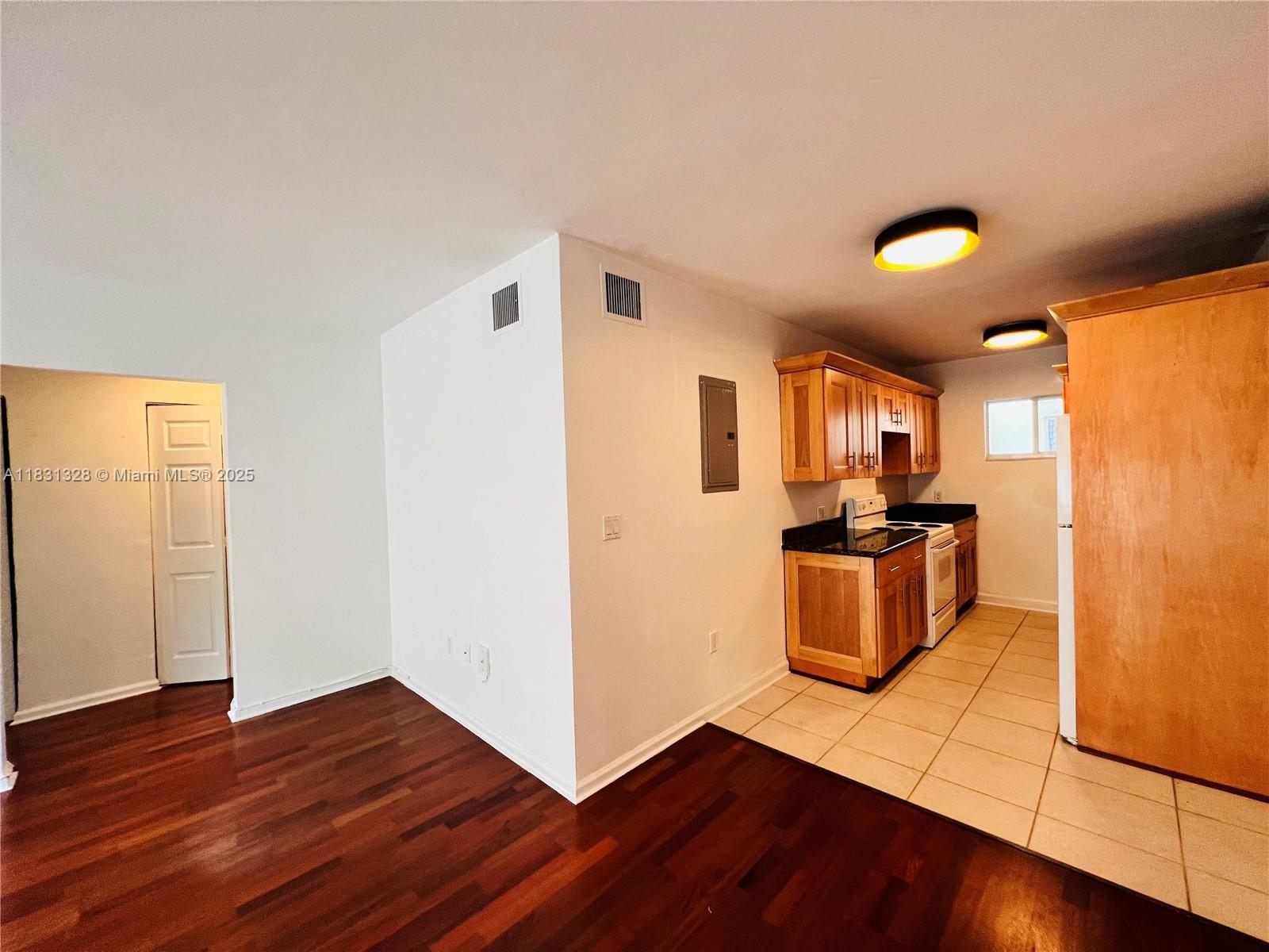 2033 Calais Dr 8