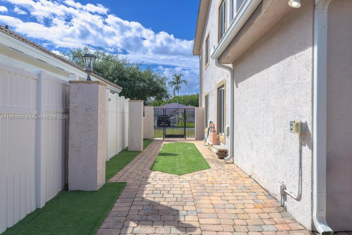 CALIBAN - Residential Lease