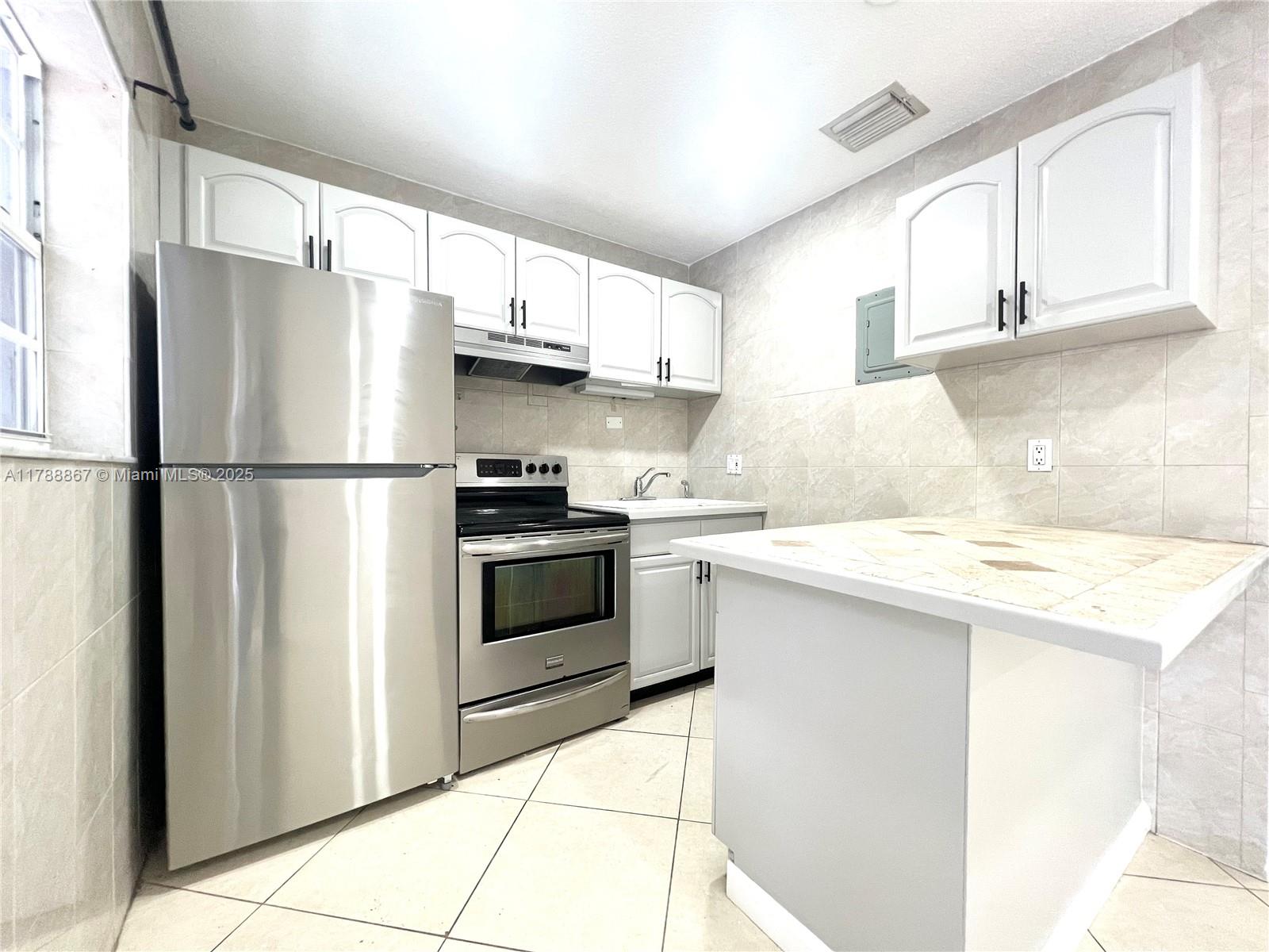 Rental Property at 731 Sw 14th Ave 3, Fort Lauderdale, Broward County, Florida - Bedrooms: 2 
Bathrooms: 1  - $1,800 MO.