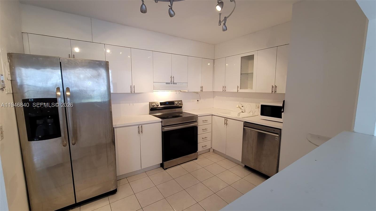 2801 NE 183rd St 504W