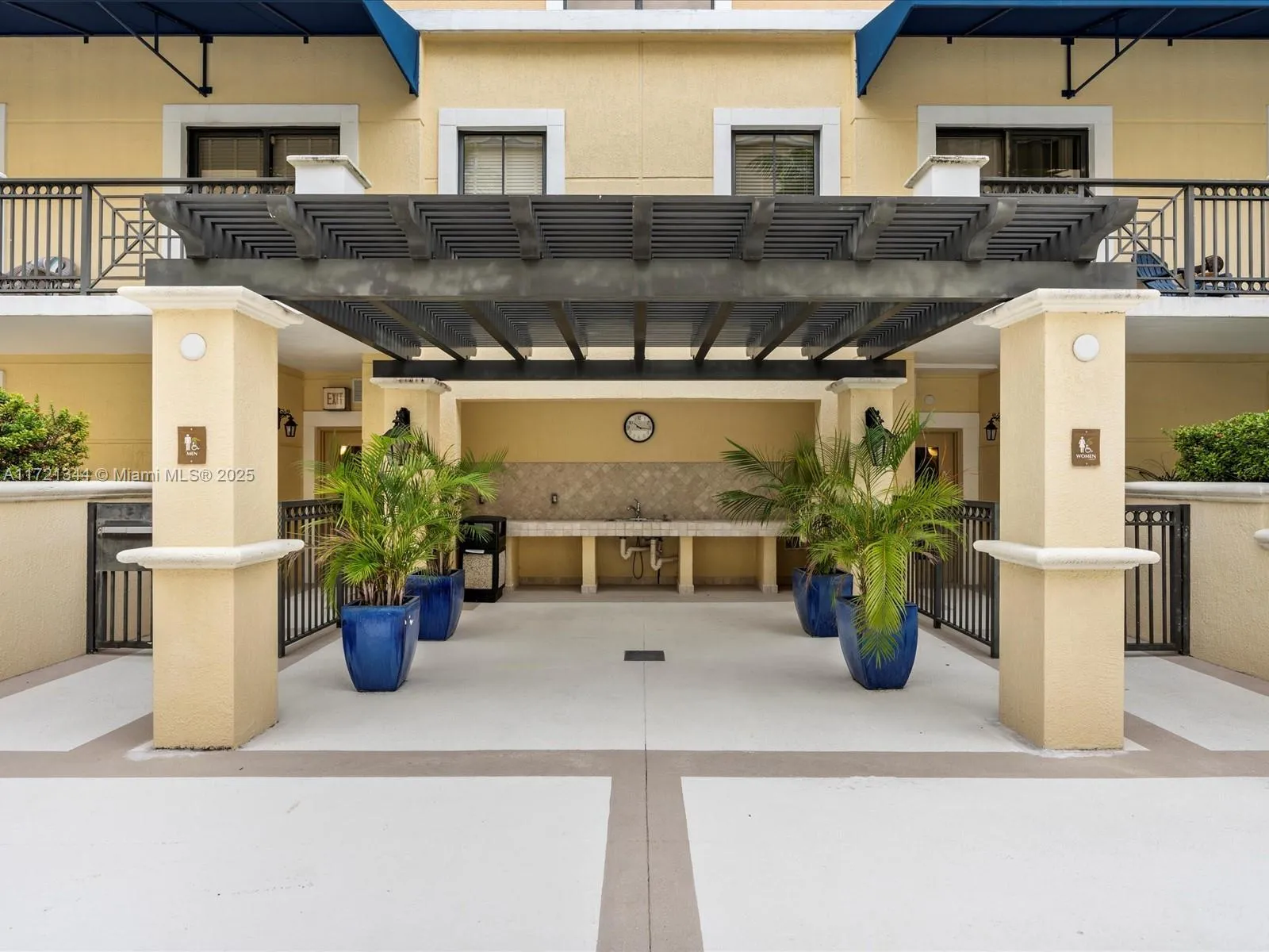 Miami, Florida 33143, United States, 2 Bedrooms Bedrooms, ,3 BathroomsBathrooms,Residential,Pending,17427