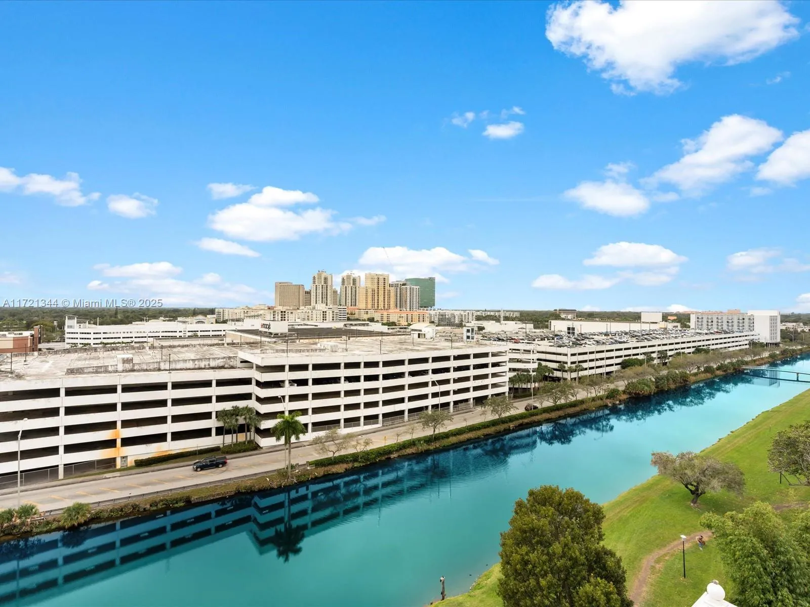 Miami, Florida 33143, United States, 2 Bedrooms Bedrooms, ,3 BathroomsBathrooms,Residential,Pending,17427