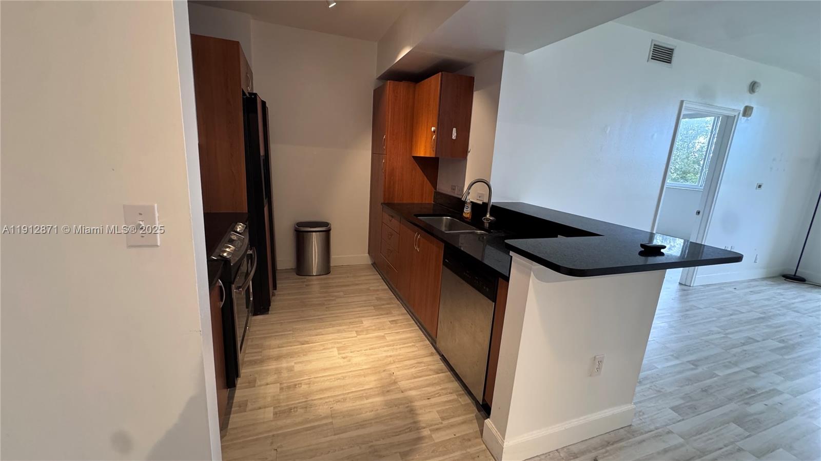 VENTURE AT AVENTURA EAST - Residential Lease