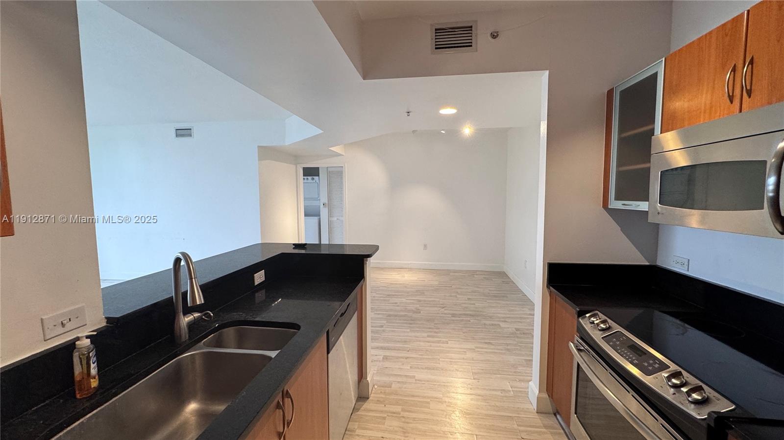 VENTURE AT AVENTURA EAST - Residential Lease