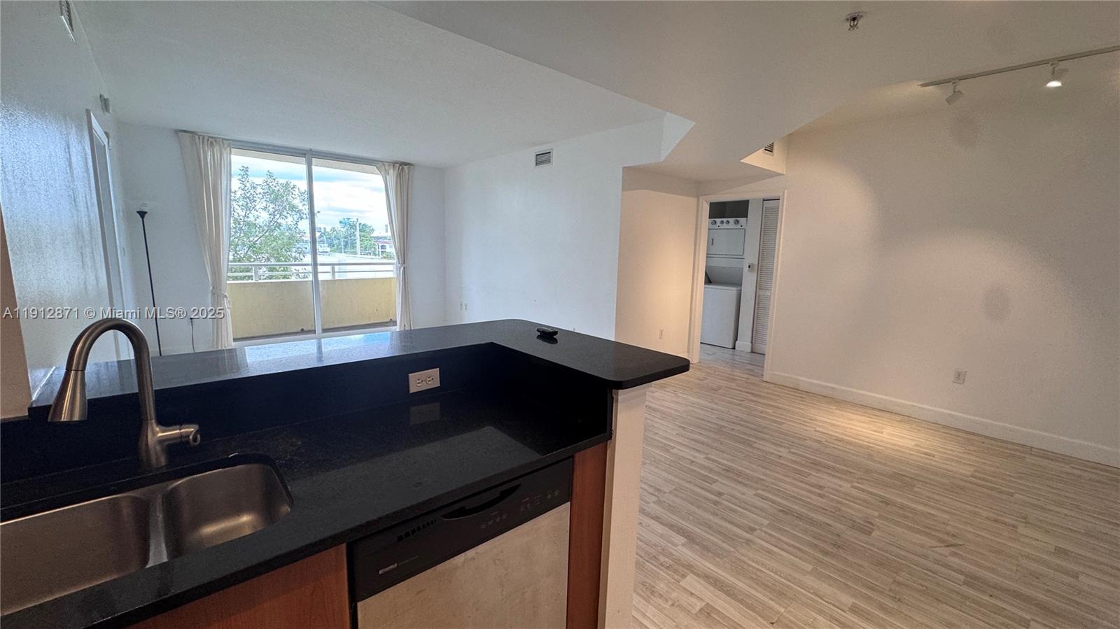 VENTURE AT AVENTURA EAST - Residential Lease