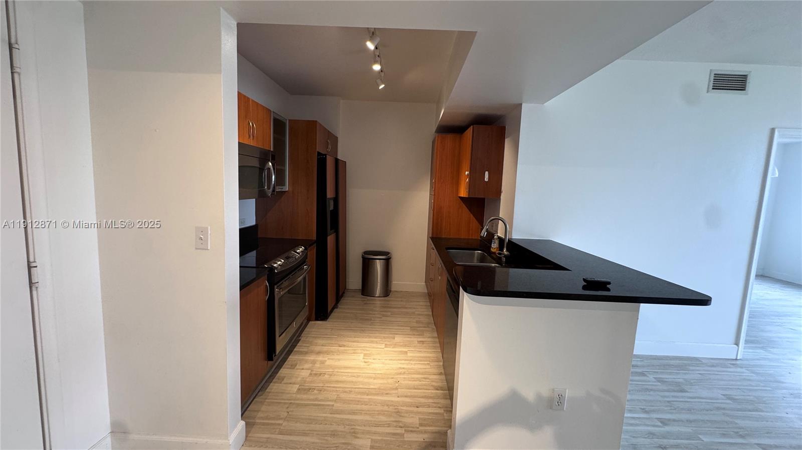 VENTURE AT AVENTURA EAST - Residential Lease