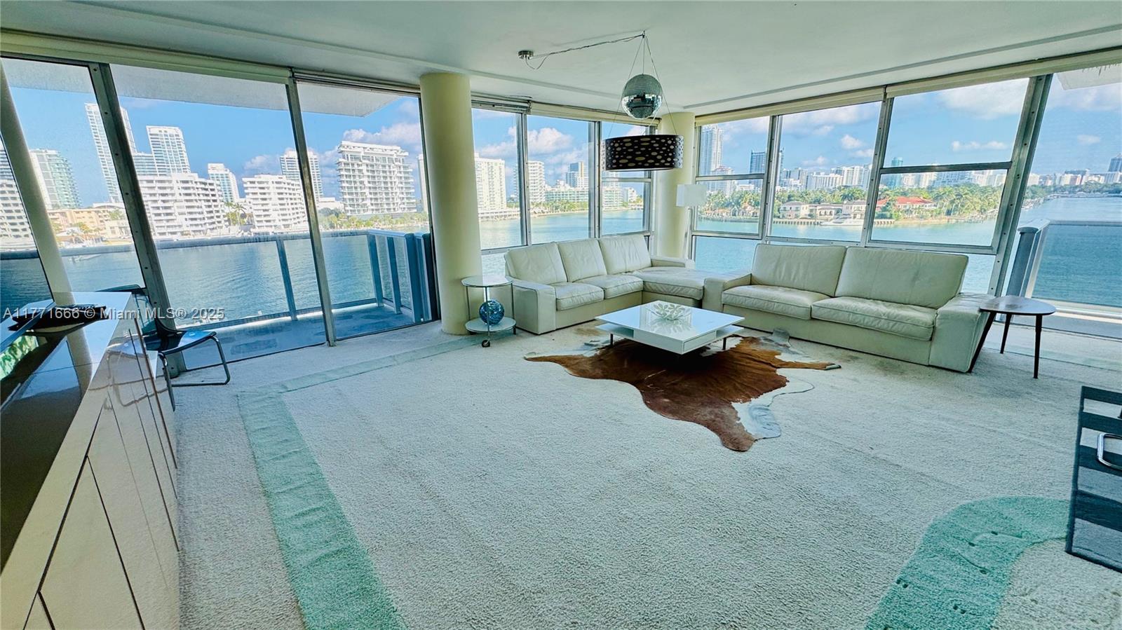 KING COLE CONDO - Residential