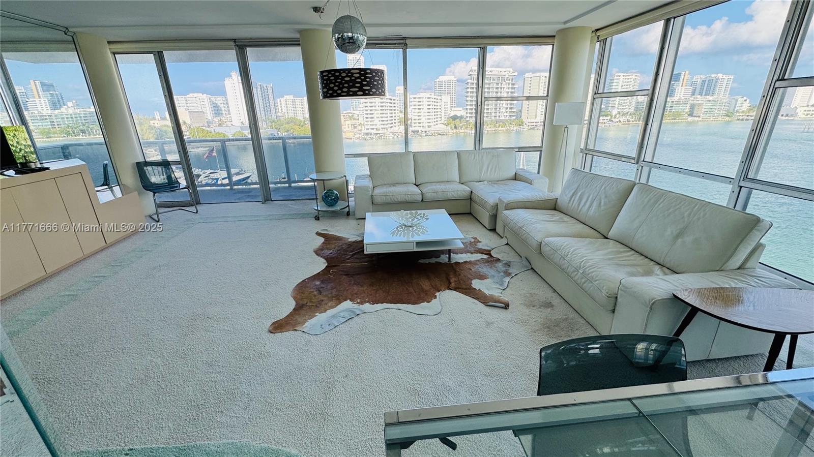 KING COLE CONDO - Residential