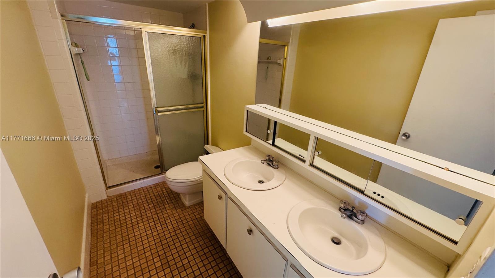 KING COLE CONDO - Residential