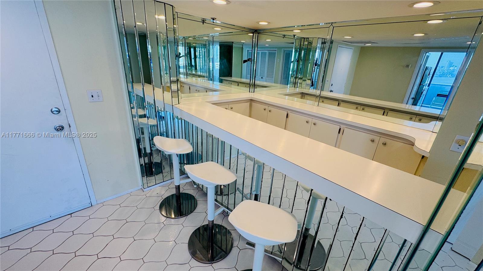 KING COLE CONDO - Residential