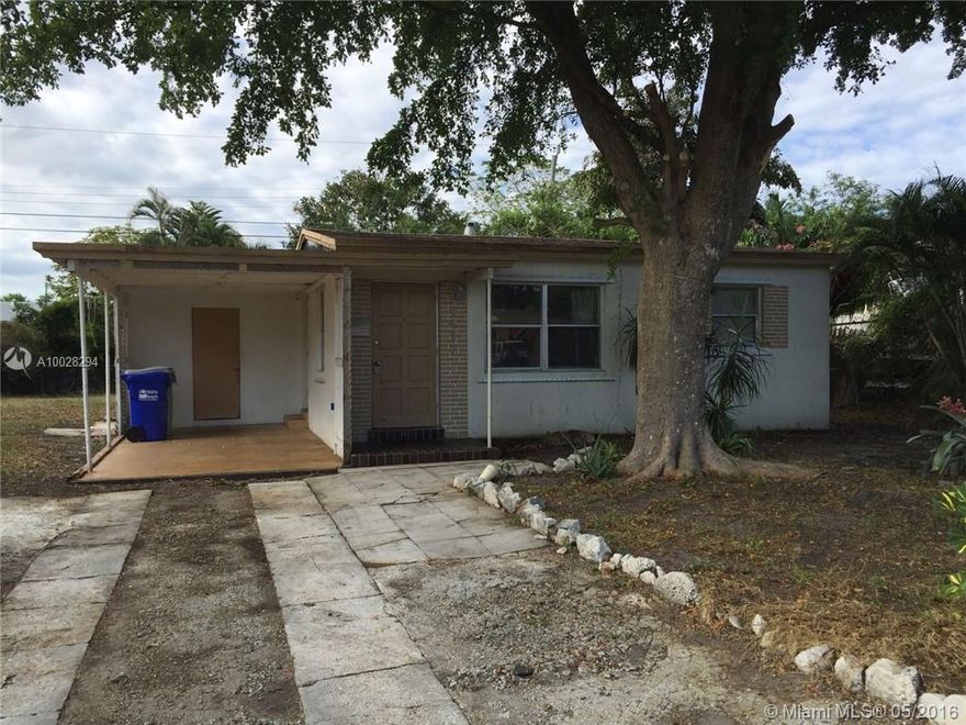 (((INVESTOR)))This is it! Nice 2BD/1B home with fenced backyard. Shop at nearby Whole Foods and Macy's, and the beach is 10 minutes away!! This home has plenty of layout options and should not be missed. Location, Location, Location. Make your offer today. " As Is " Contract.